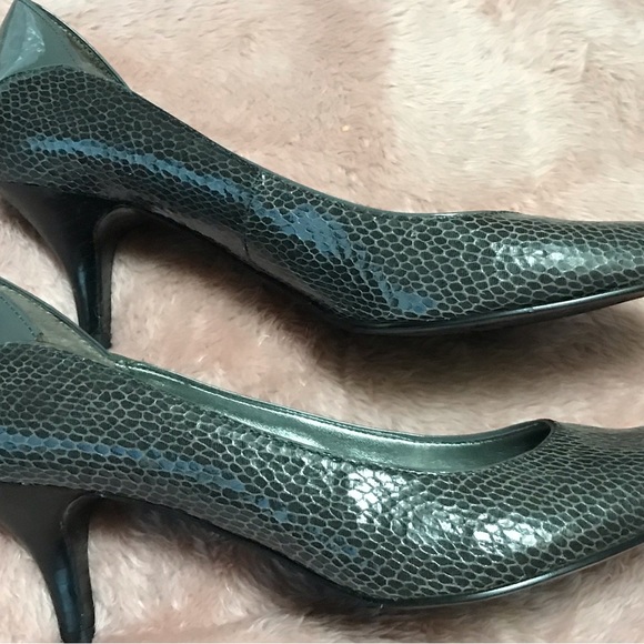 Bandolino Ladies Grey Lizard or Snake print heels Size 8.5M. Good used condition - Picture 2 of 7